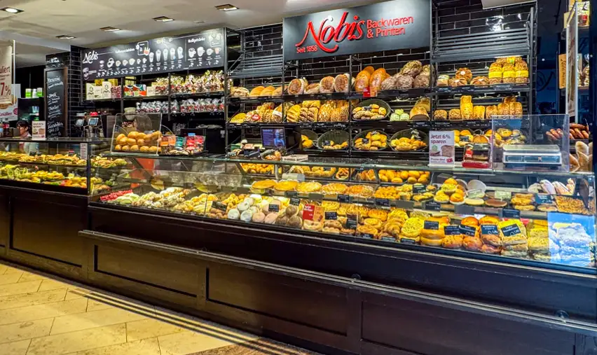 Innenaufnahme der Nobis Printen Bäckerei Filiale in der Adalbertstraße 6-10 in Aachen.