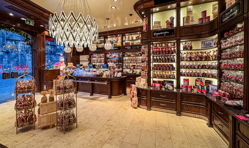 Innenaufnahme der Nobis Printen Filiale am Münsterplatz 2 in Aachen.