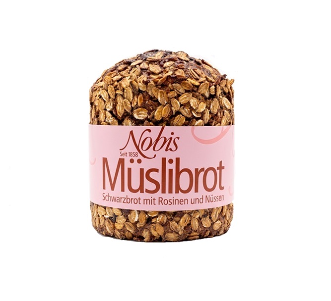 Nobis Müslibrot: Schwarzbrot mit Rosinen und Nüssen, umhüllt von Haferflocken, in rosa Verpackung mit Logo