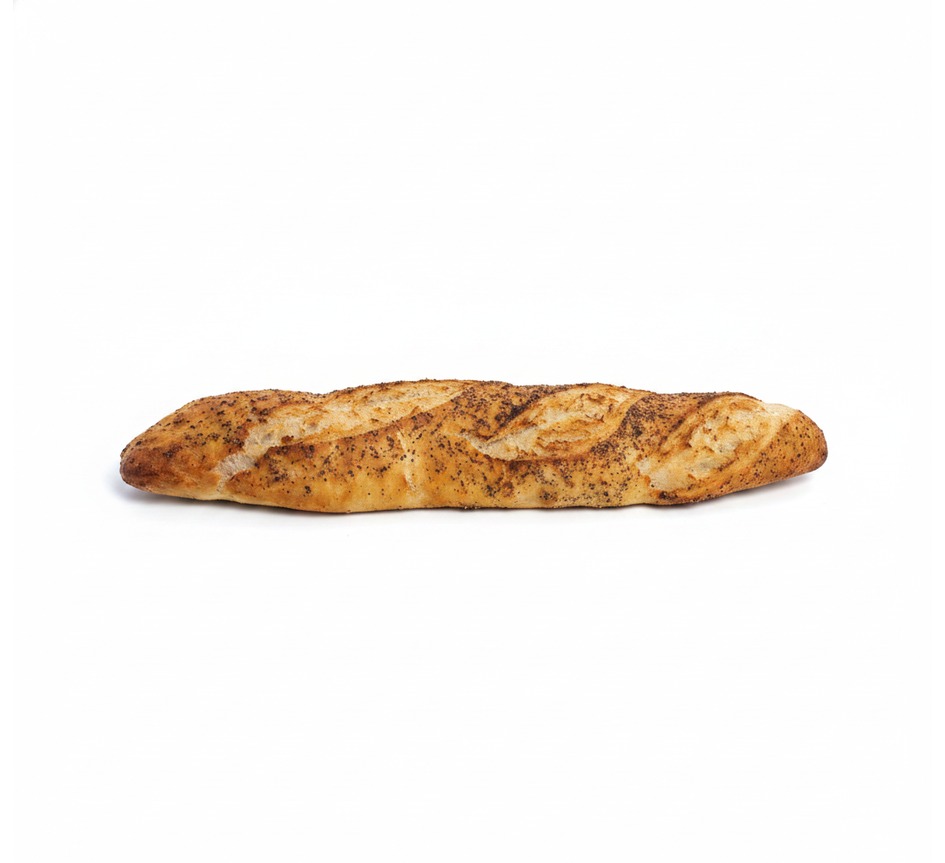 Längliches, goldbraun gebackenes Baguette mit knuspriger Kruste und Mohnbestreuung auf weißem Hintergrund.
